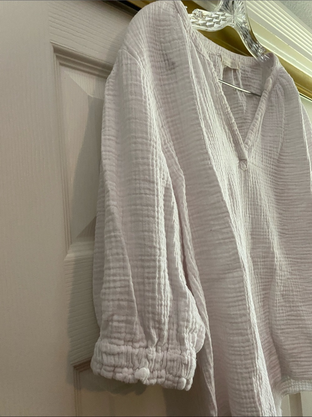 Just Living whiteTextured V-Neck Women's Top size Medium - Picture 2 of 9